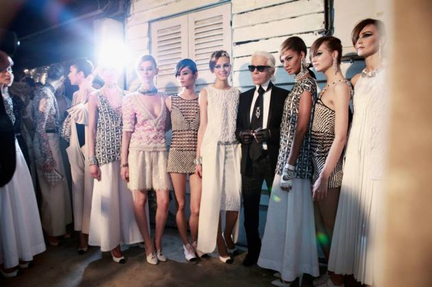 Karl Lagerfeld junto a sus modelos al finalizar el desfile de la colección Otoño-Invierno 2013/14