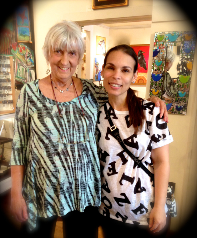 Con Titia Te’sha, admiradora de Junot Díaz en la tienda 7 Sisters, Black Mountain NC.